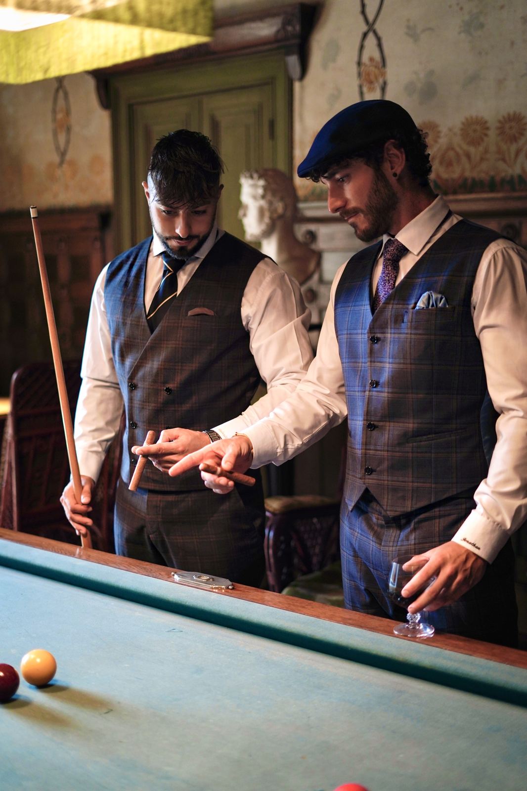 Stoffmuster von Scabal, Reda 1865 und Drapers für Massanzüge im Atelier DAMERAU SUITS Fribourg