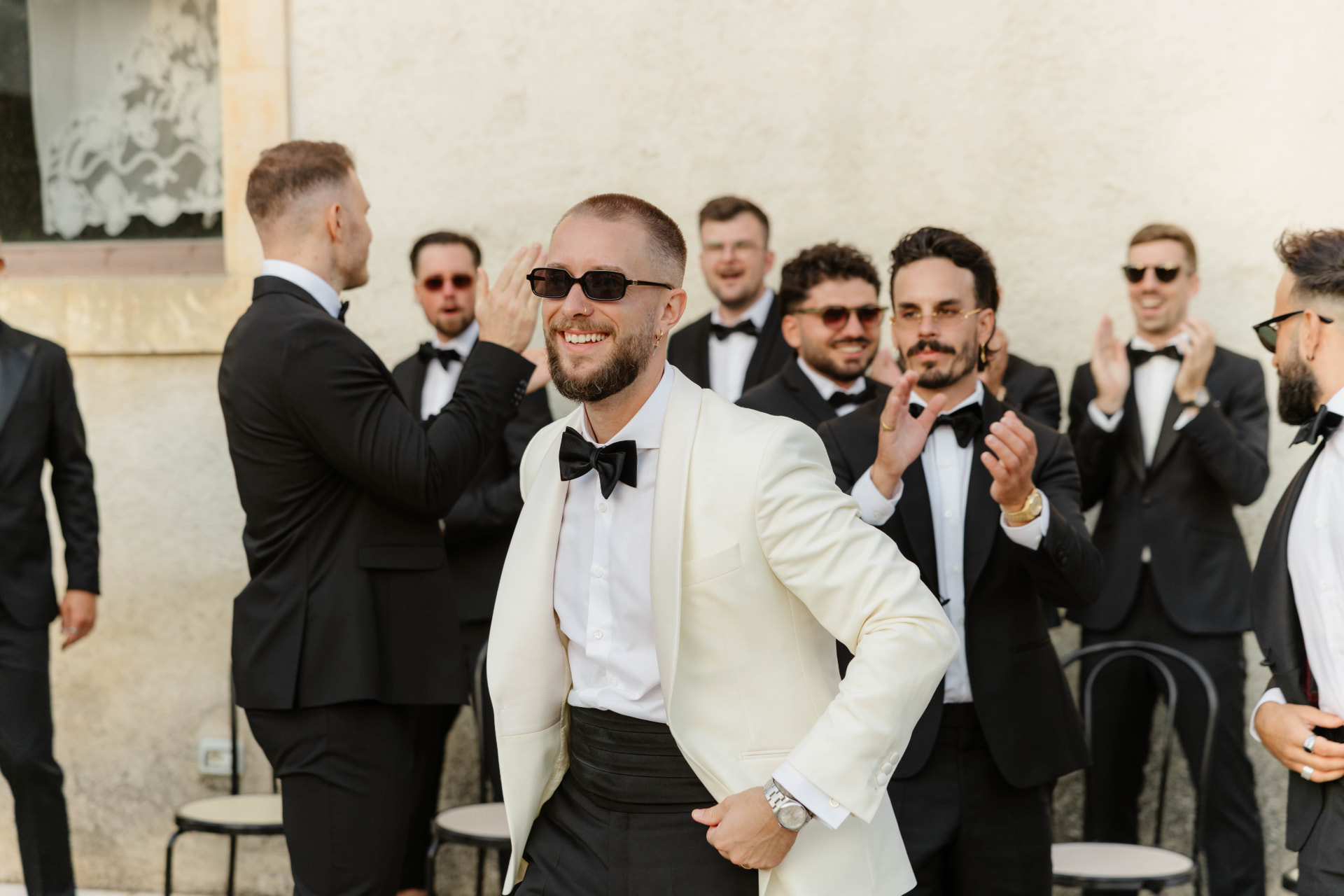 Bräutigam im weissen Smoking mit schwarzer Fliege — Massanfertigung bei DAMERAU SUITS